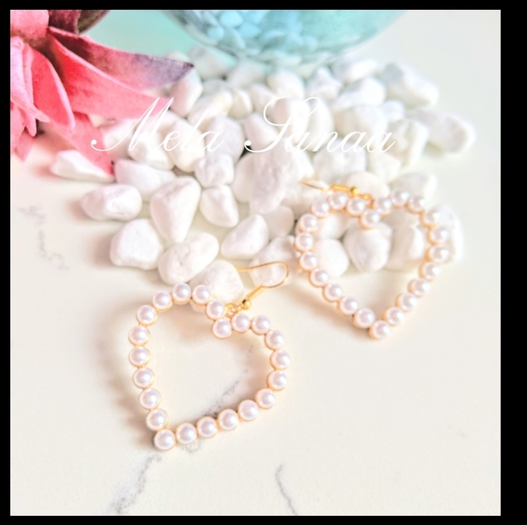 🍒5/$30-Heart Shaped Pearl Earrings🍒 - Picture 2 of 3